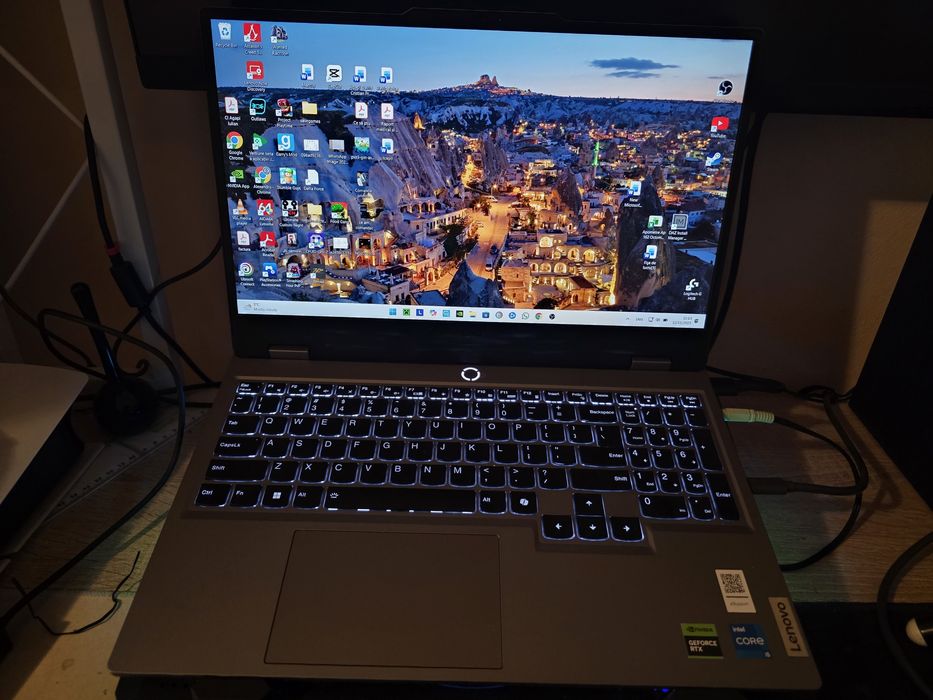 Leptop lenova LOQ 15IRX9