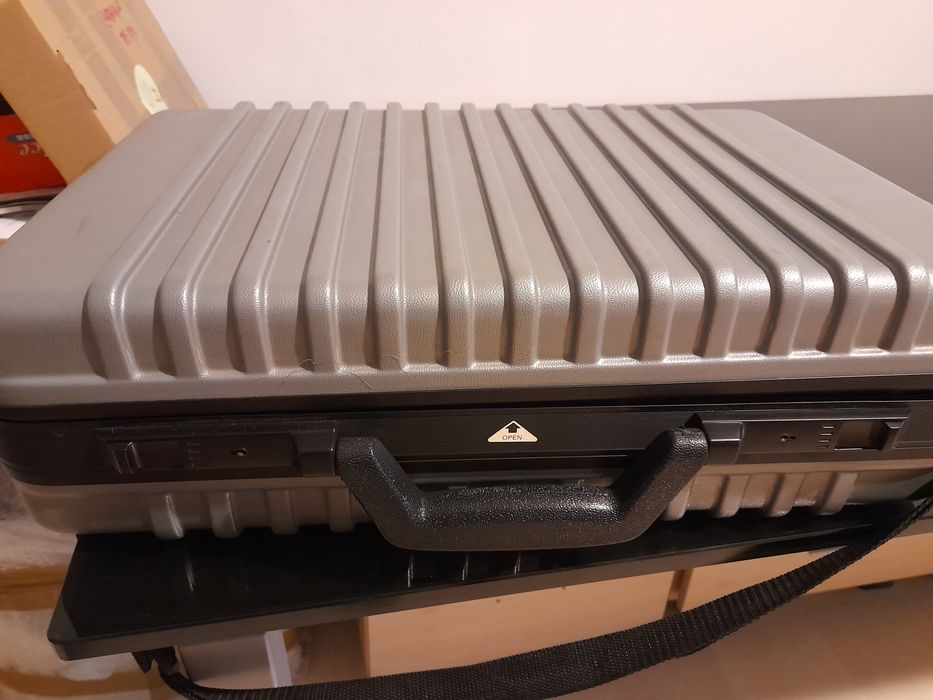 Videoproiector clasic cu oglinda