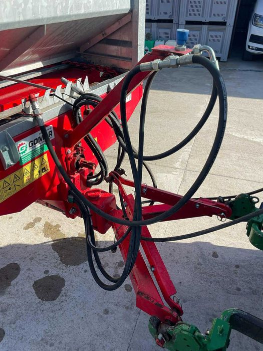 Remorca imprastiat gunoi pentru livezi  pe 2 randuri Gomar