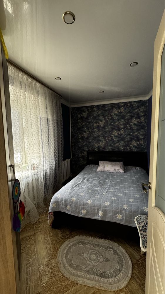 Продам двуспальнюю кровать с матрасом