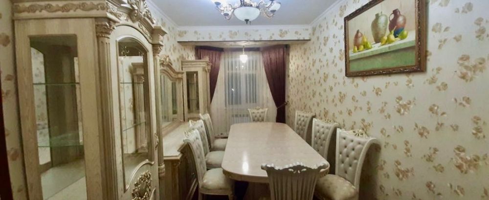 Продается стол и 8 стульев