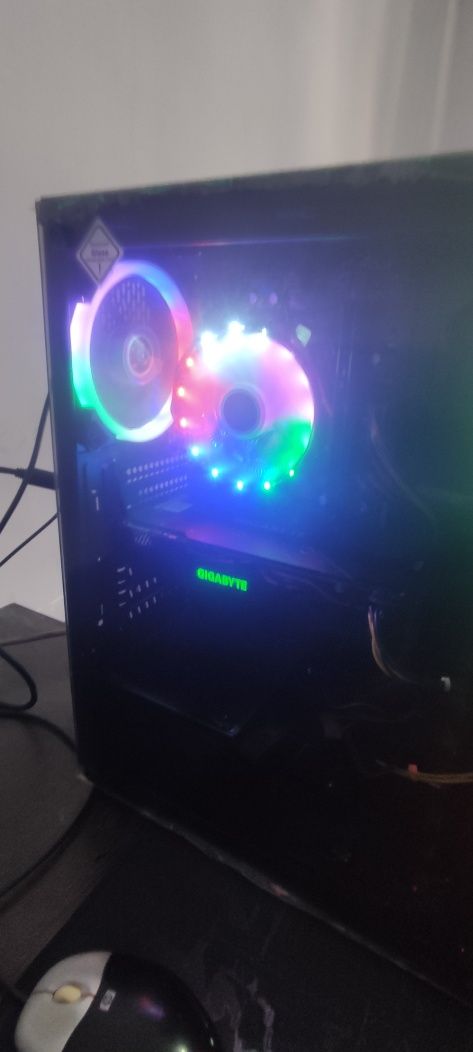 i7 4770 4  avlod 16 gbozu 128 ssd videokarta 4gb 256 mbit sek.. RGB ke