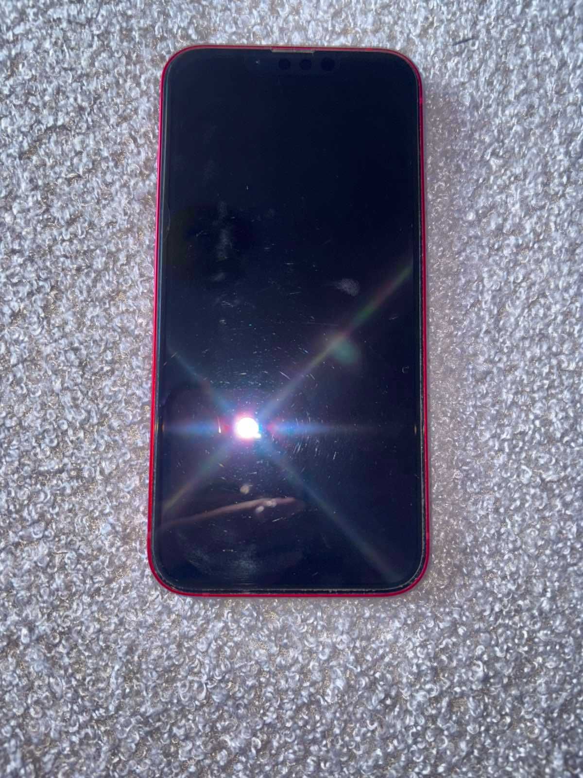Iphone 13 червен