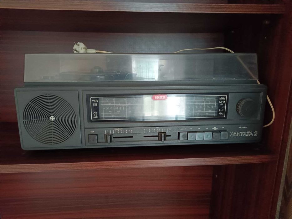 Продавам радиограмофон КАНТАТА 2