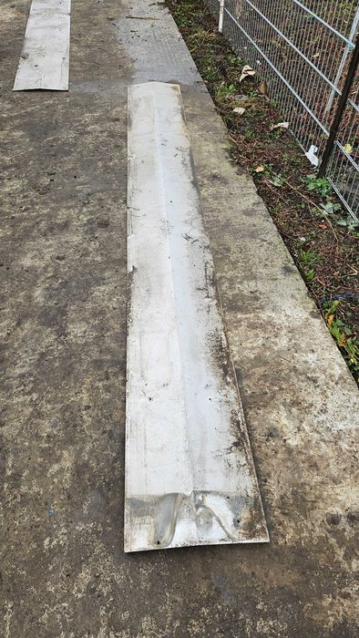 Vând Coamă inox acoperiș,lungime 3.10 m,latime 40 cm