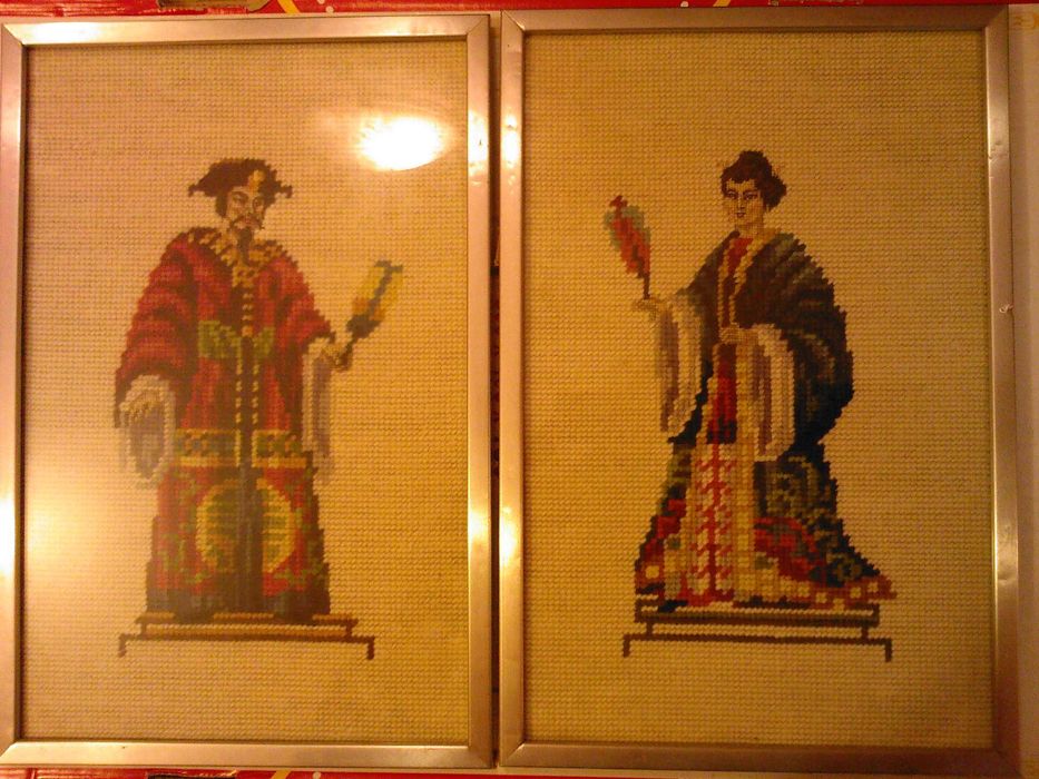 Tablouri: Dracula si Spadasin pe placa de alama; nobil si dama Anglia