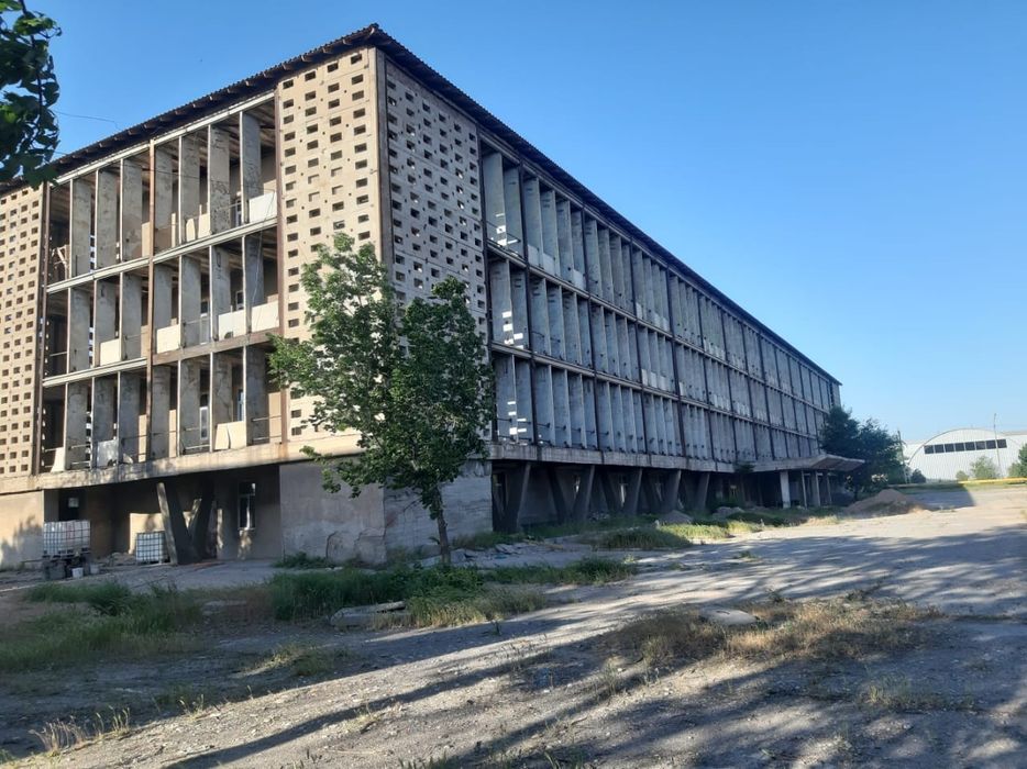 4 этажное здание 4000 КВ/ м : 1.3 га