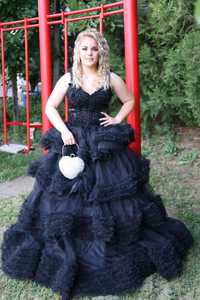 Уникална бална рокля в черен цвят с корсет отзад.