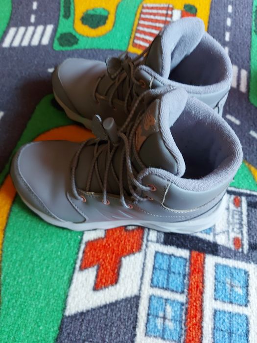 Ghete fete new balance  nr 32