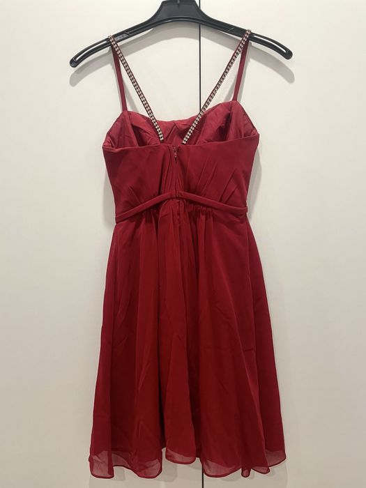 Елегантна червена рокля с камъни