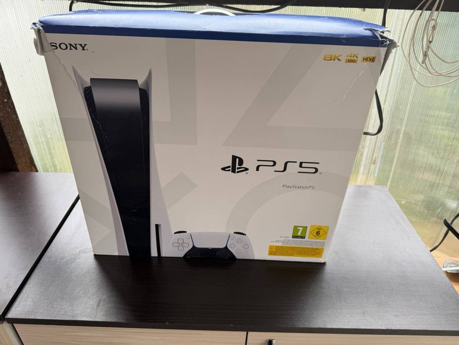 Playstation 5 Disc с два джойстика, 5 игри, аксесоари - почти нов PS5