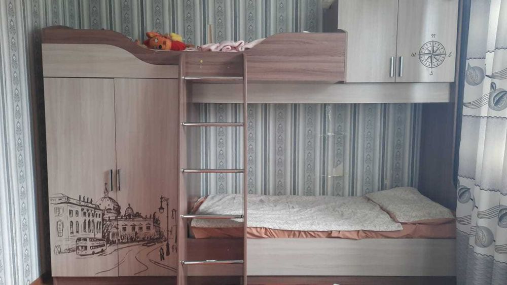 Двухъярусная кровать с двумя шкафами, 2 матраца