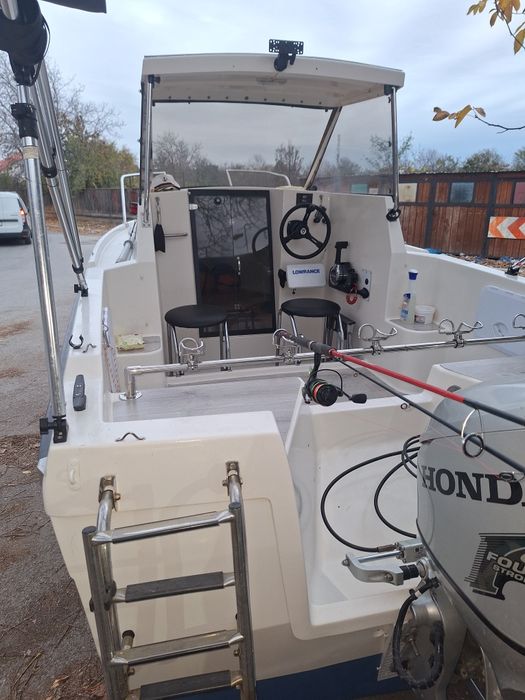 Vând barca jenneau esteo 5m