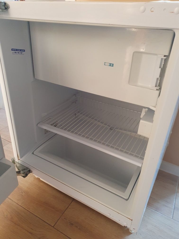 Продавам хладилник за вграждане INDESIT