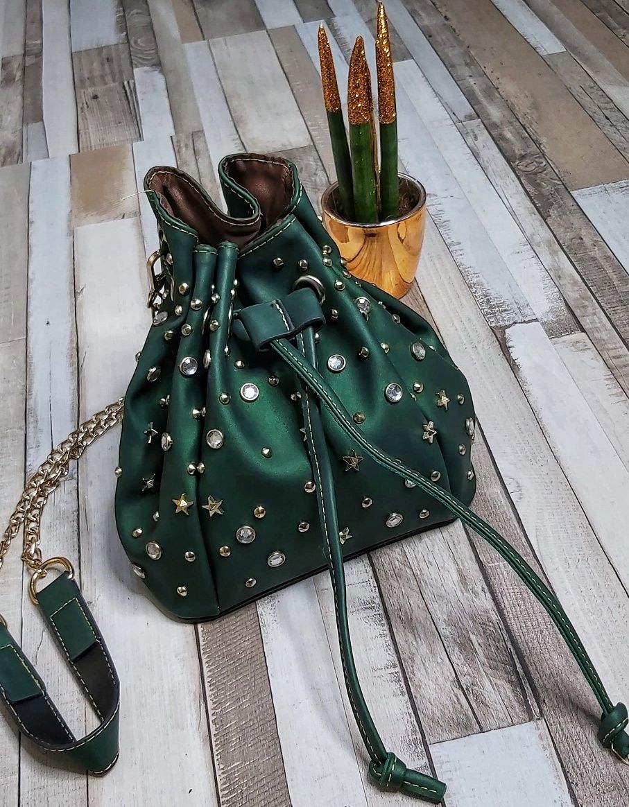Кокетна зелена чанта с метална дръжка,клъч,с камъни и златисти капси