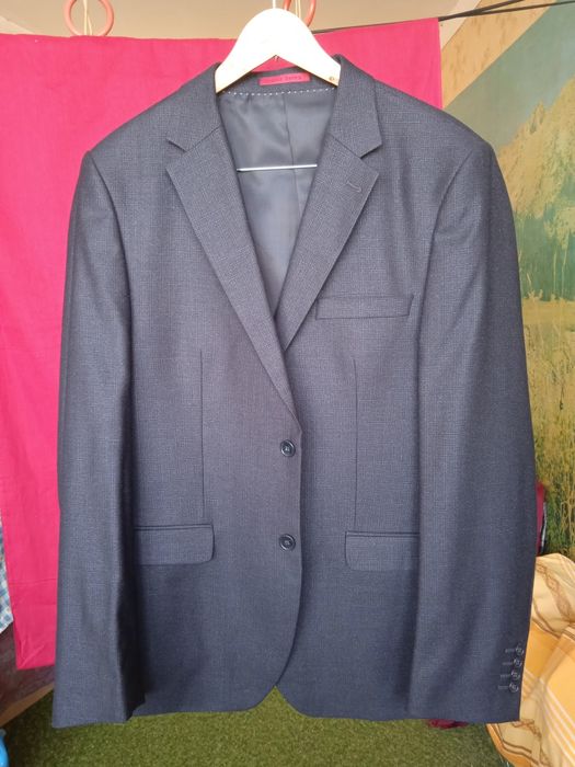 Костюм мужской Новый в чехле Срочно