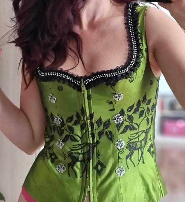 Vesta verde cu broderie, gen corset