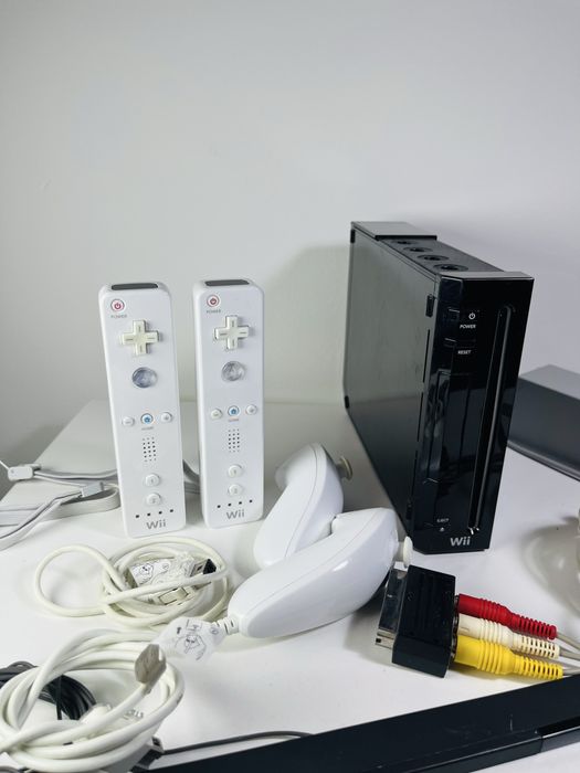 Consola Nintendo Wii + 2 controllere, 2 nunchuck si 60 de jocuri
