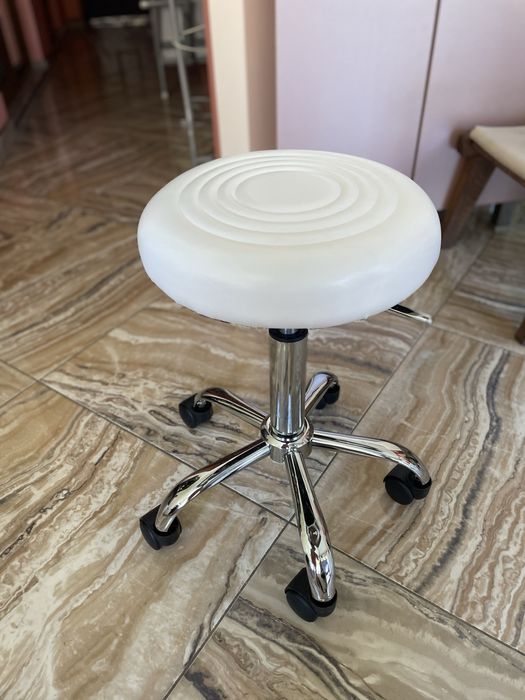 Козметична табуретка на колелца