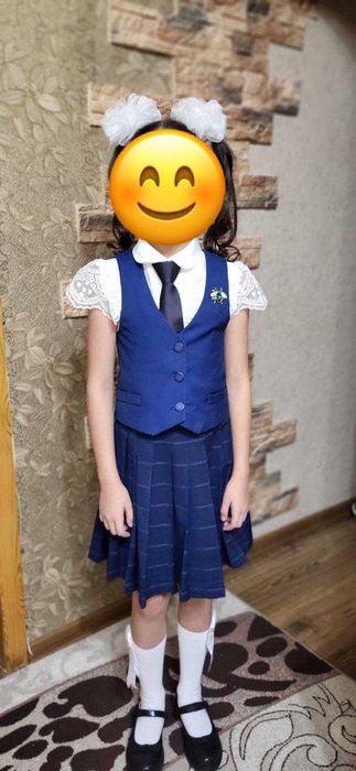 Школьная форма (юбка, жилетка) 2 комплекта в хорошем состоянии