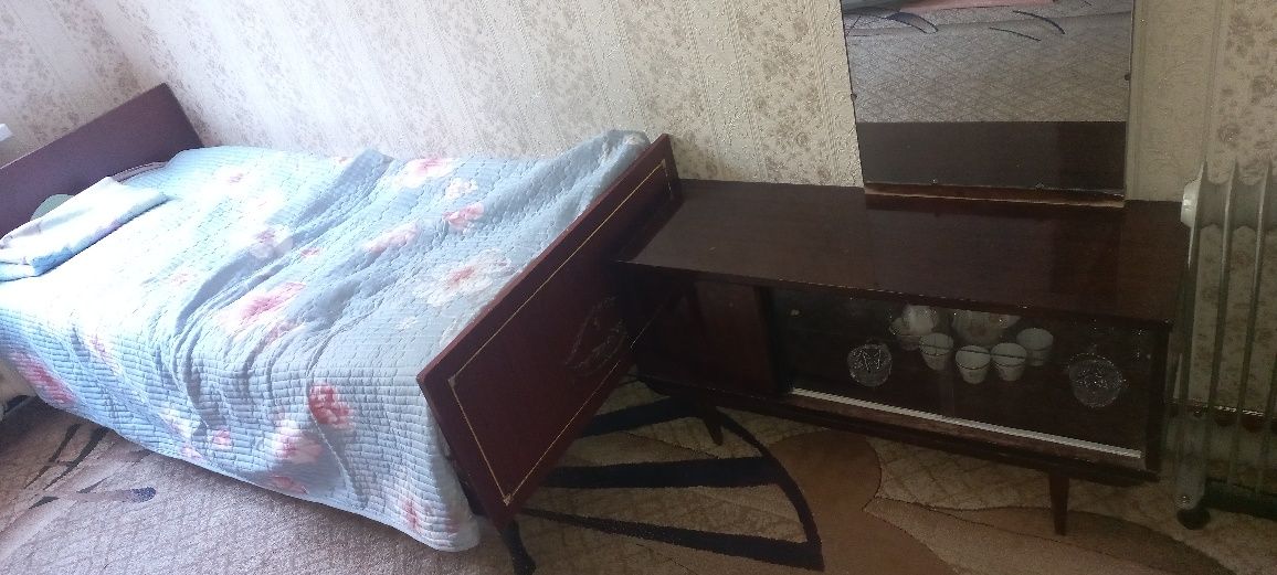 Продаётся шкаф 2шт,кровать 2шт, тримо 2шт