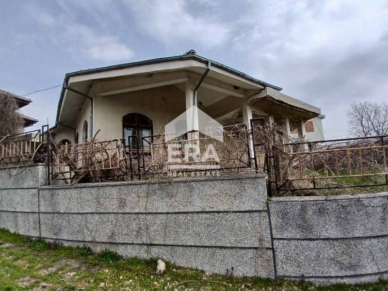 Двуетажна къща за продажба, подходяща за семеен хотел в село Добрина