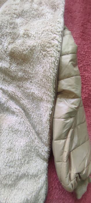 Чисто ново яке с вата и качулка,ГО 120 см, дължина 76 см.