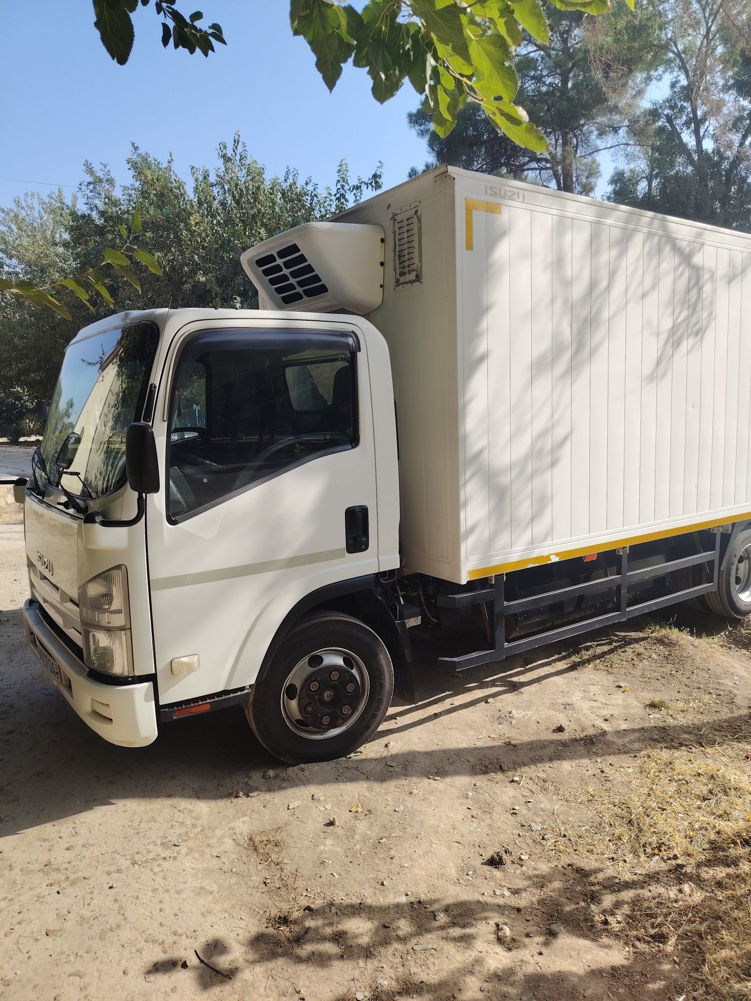 Isuzu tozasidan radnoy senji zavod balonlari yangi og'ir yuk tashimaga
