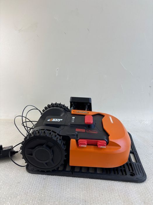 Robot de tuns iarba WORX Landroid S WR130E pentru grădini mici