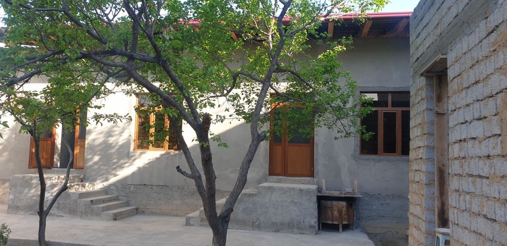 Hovli sotiladi. 8 sotix.