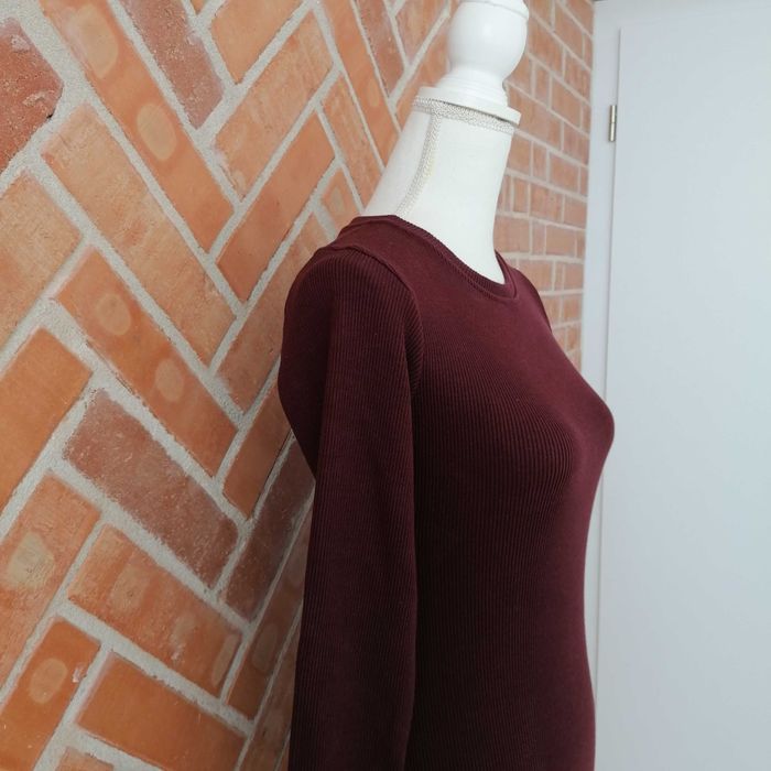 Rochie burgundy tricot - midi cu decupaj lateral