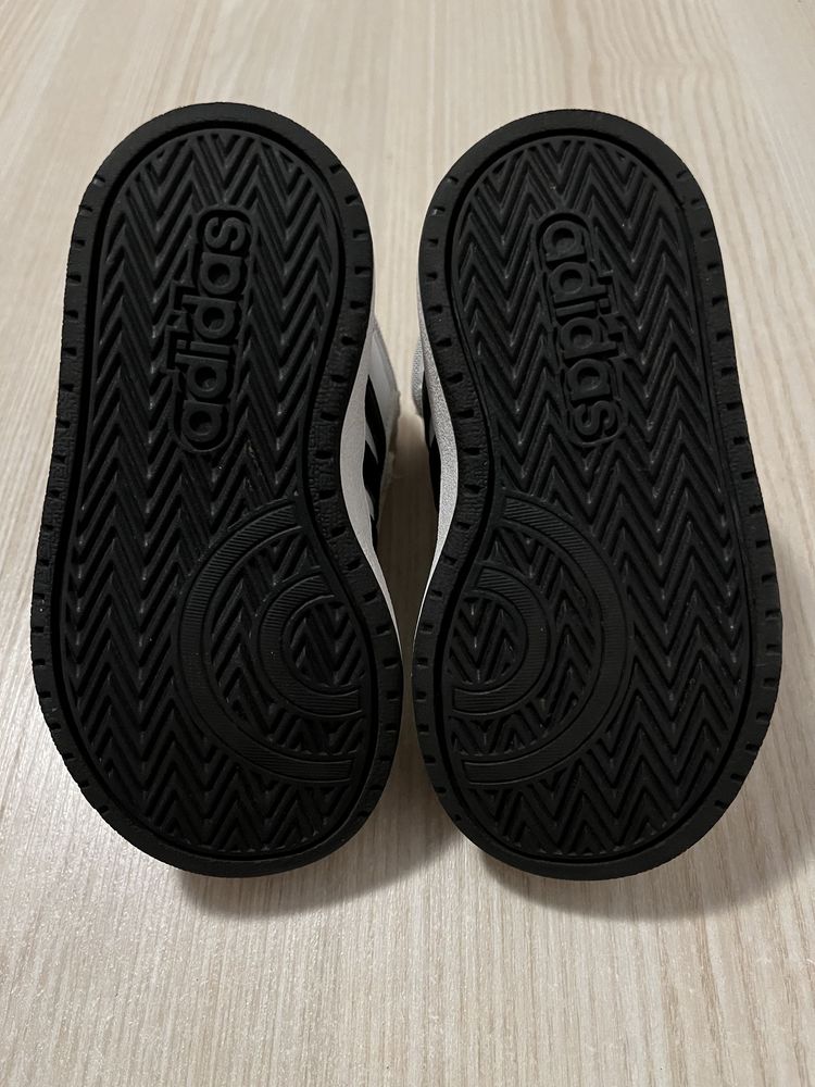 Ghete Adidas mărimea 23 (14,5 cm).