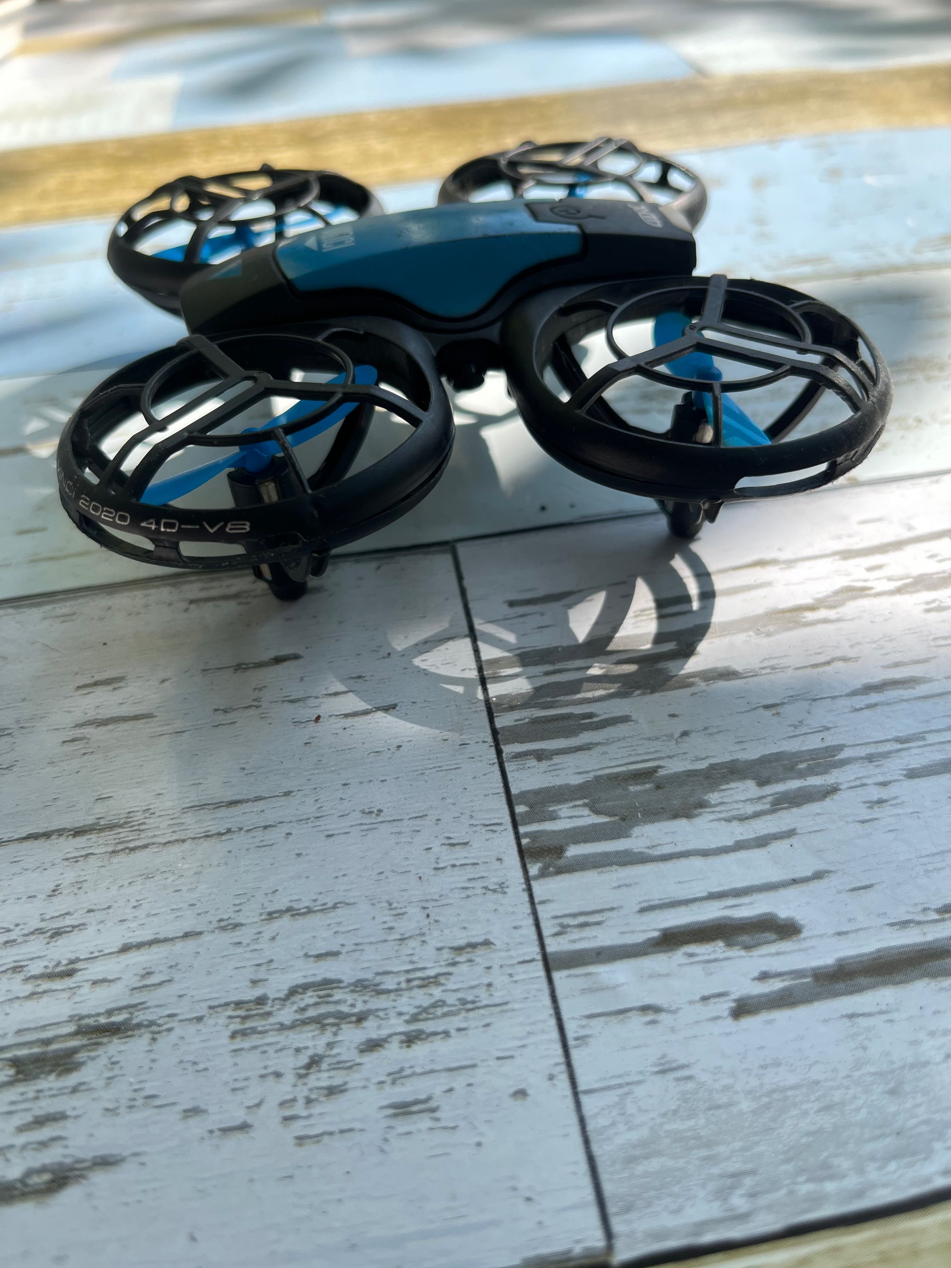 Продавам дрон на марката-4RC .Не му работят две перки