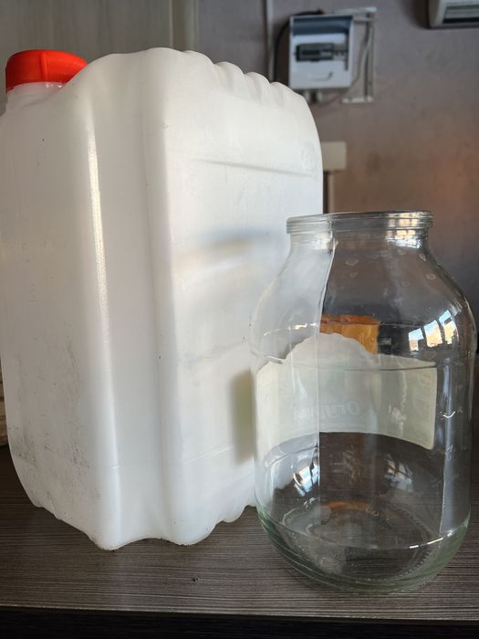 Продам пластмассовые ведра 10 л , канистра 10 л и банки 2 л