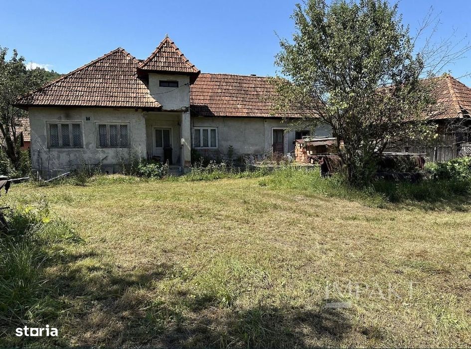 Teren cu casa veche in centrul localiatii Valea Draganului!