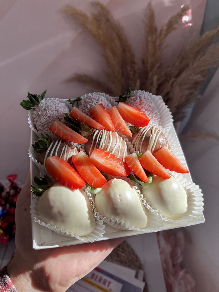 Клубника в шоколаде Алматы, подарок девушке, цветы, торт