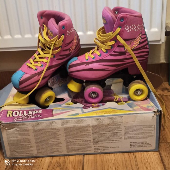 Role fetite aproape noi