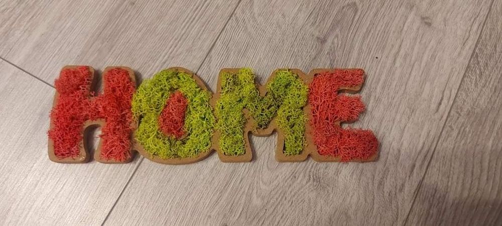 Надпис " Home" със скандинавски мъх