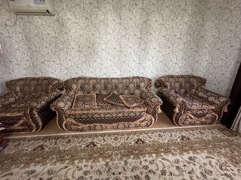 диван с двумя креслами
