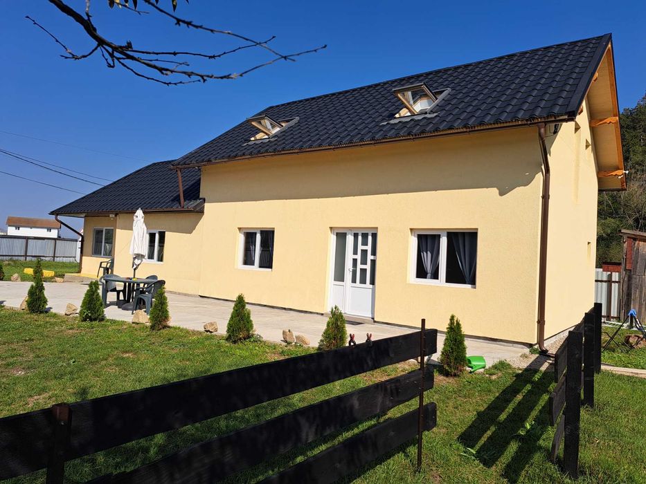 2 Case de vanzare + teren intravilan