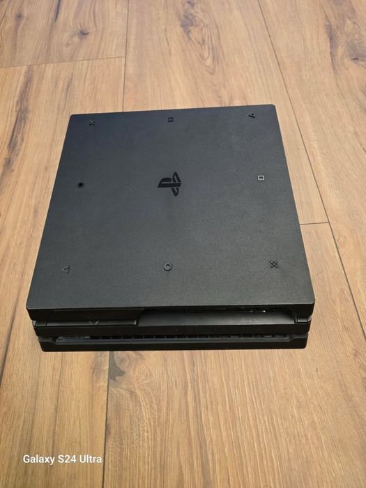 Продавам PS4 PRO - 1TB