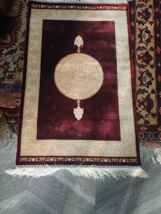 Ипак гиламлар сотилади