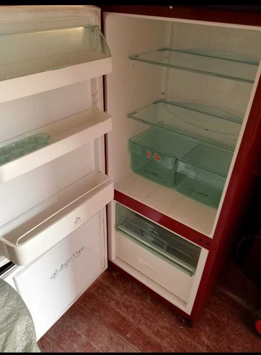 Срочно продам холодильник Snaige очень хорошо охлаждает и морозит