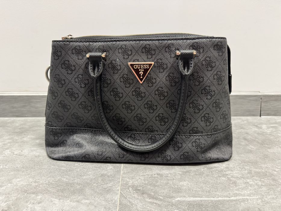 Черна чанта на Guess