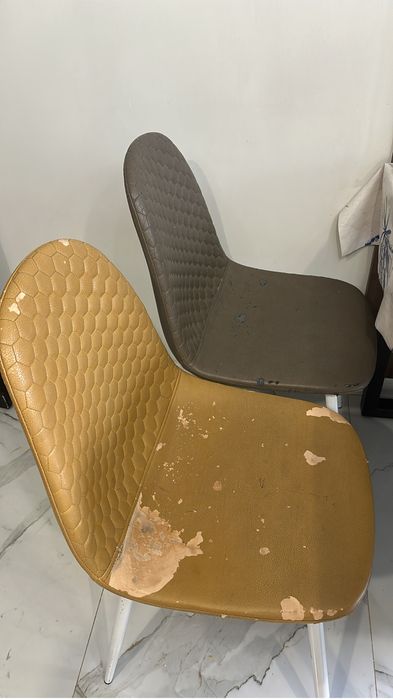 Стулья продам 5 штук. 2 желтоватых и 3 коричневых