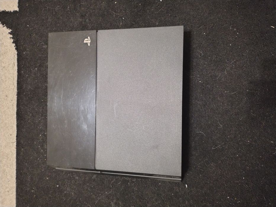 Vând ps4 stare foarte bună (îl vând deoarece vreau să trec la PS 5 și)