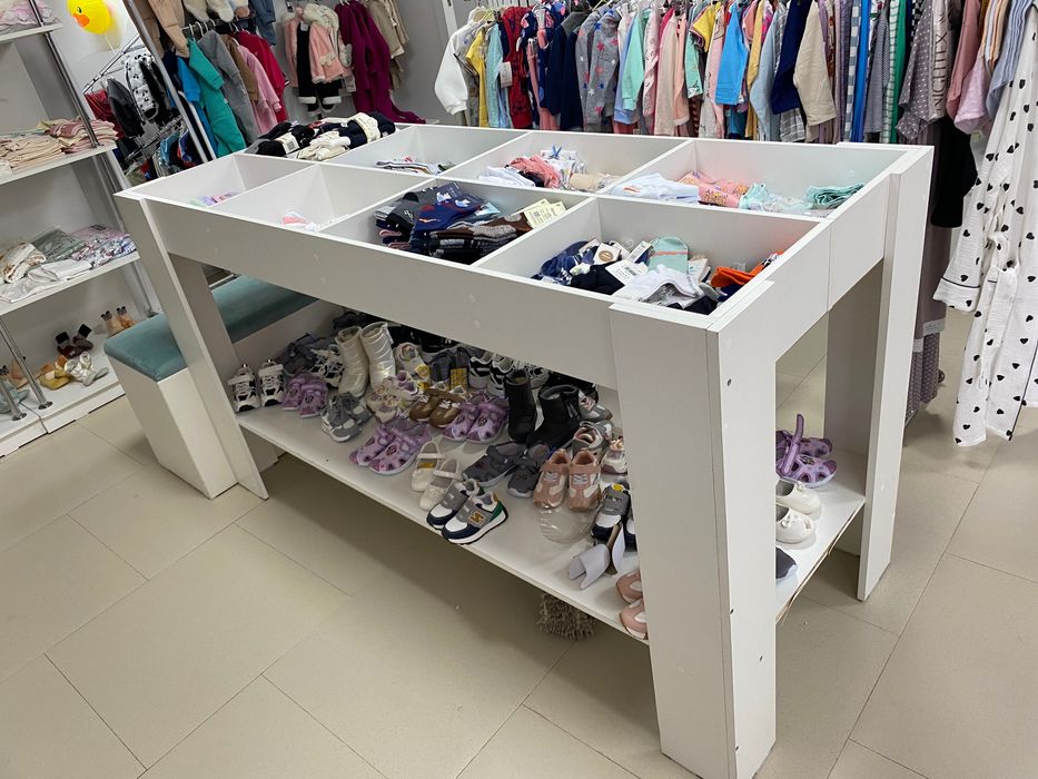 Продам стеллаж , витрину , турники  для магазина