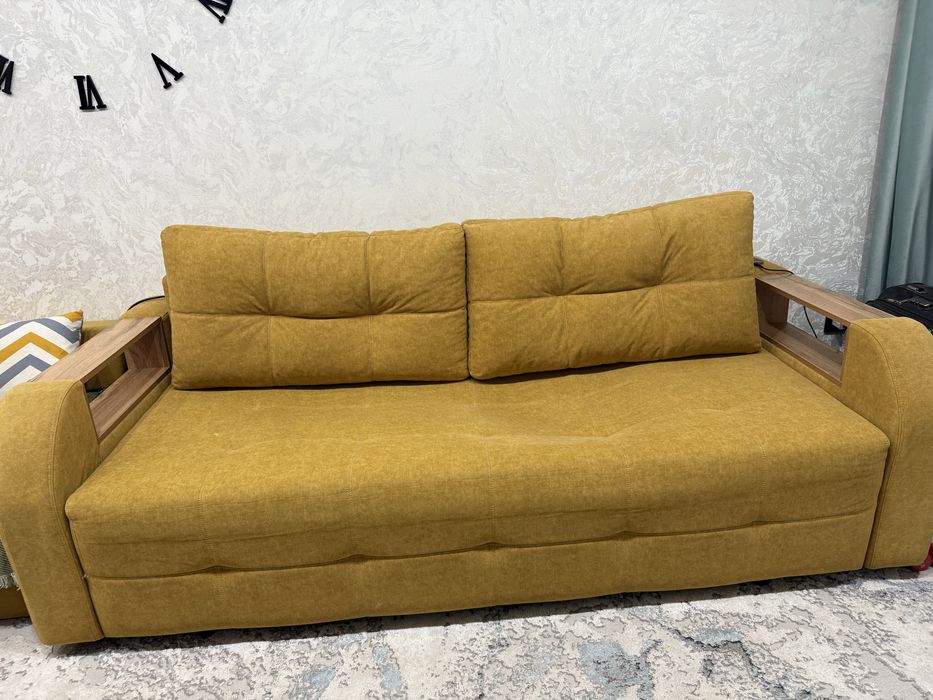 Продается диван горчичного цвета б/у, торг уместен.