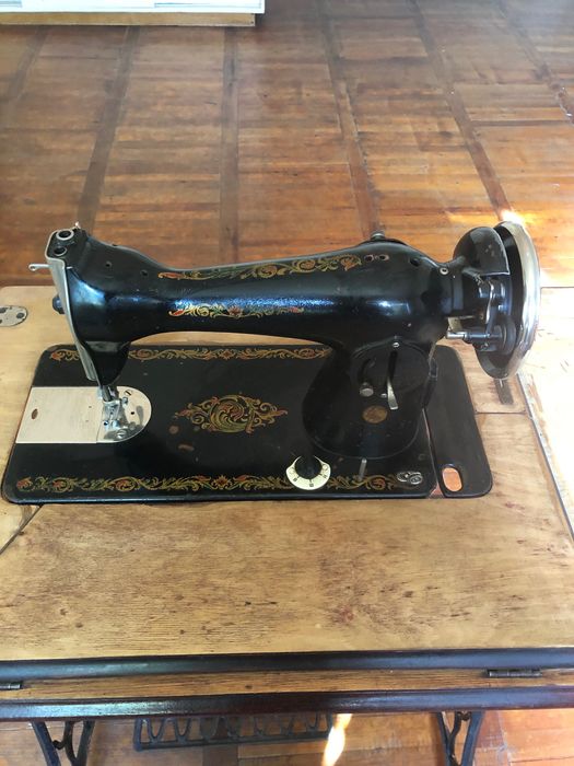 Швейная машинка с тумбой