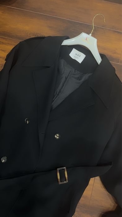 Черное пальто, с деревянными вставками